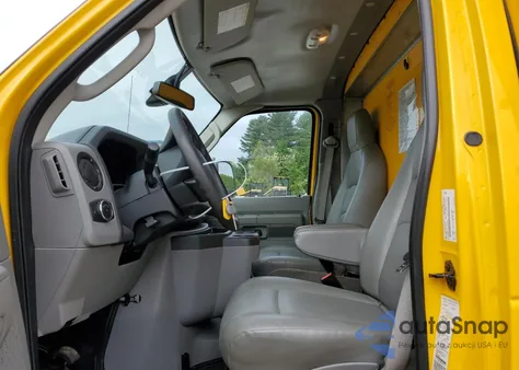 2022 Ford Econoline E350 Super Duty Cutaway Van z USA, uszkodzony, nr VIN 1FDWE3FN6NDC11716